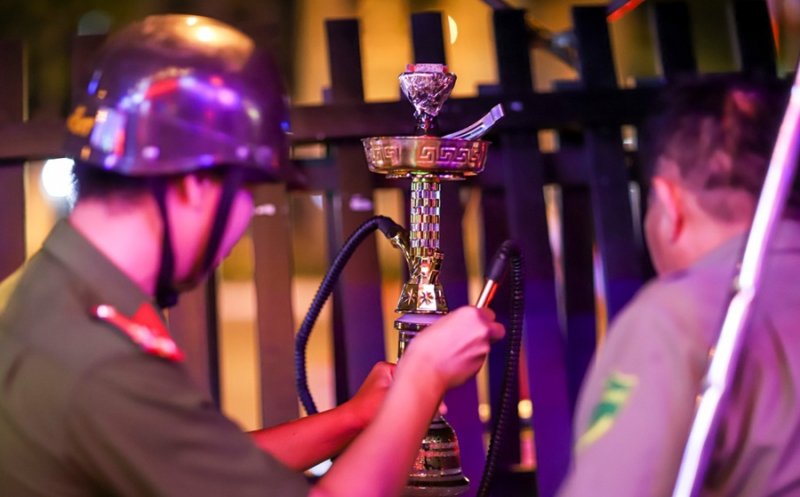 Hàng loạt quán nhậu bị lực lượng chức năng tịch thu bàn ghế, bình shisha và lập biên bản.