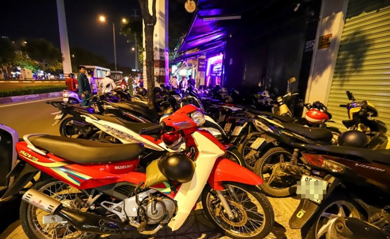 Khu vực này có nhiều quán lộ thiên, trang bị hệ thống âm thanh, ánh sáng, hệ thống phun khói, có cả shisha... và luôn đông khách. Khi phố lên đèn, nhân viên các quán xếp bàn ghế tràn ra vỉa hè, sát mép làn đường dành cho xe máy và khách vô tư ngồi uống bia, lắc lư theo điệu nhạc ầm ĩ thâu đêm.