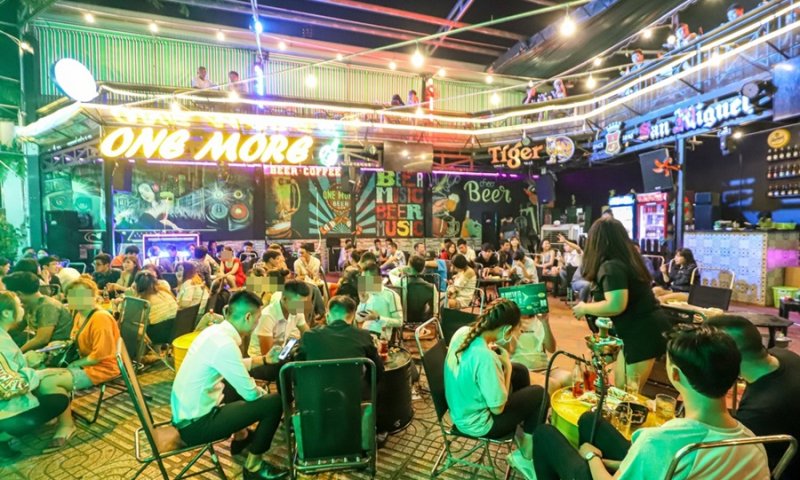 Đường Phạm Văn Đồng qua các quận Gò Vấp, Bình Thạnh và Thủ Đức đang được giới trẻ biết đến là “khu phố ăn nhậu” với nhiều quán như những bar club lộ thiên trên vỉa hè.