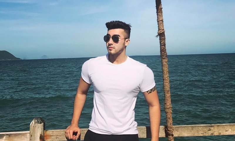 Lục Triều Vỹ là cái tên khá hot trên mạng xã hội facebook khi mỗi status của nam người mẫu này có đến cả ngàn lượt like
