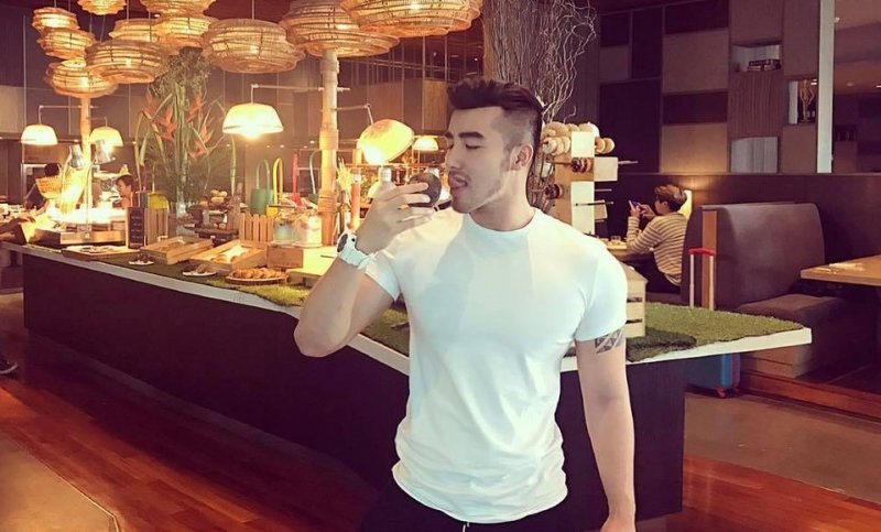Lục Triều Vỹ là một người mẫu, hot boy khá nổi tiếng, từng được cộng đồng mạng đặt cho biệt danh 