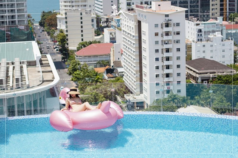 Tại hồ bơi vô cực, bạn vừa thả mình trong dòng nước ấm áp vừa phóng tầm mắt bao quát toàn bộ Nha Trang thơ mộng