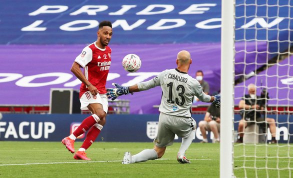 Pha dứt điểm nâng tỉ số lên 2-1 cho Arsenal của Aubameyang - Ảnh: REUTERS