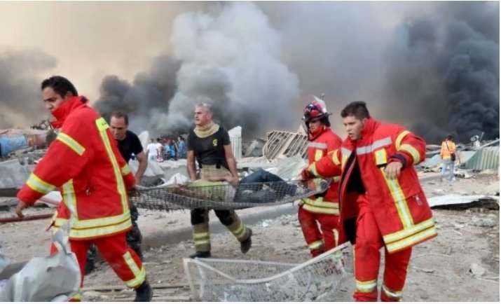 Một người đàn ông được sơ tán khỏi hiện trường vụ nổ tại Beirut, Lebanon. Ảnh: Reuters