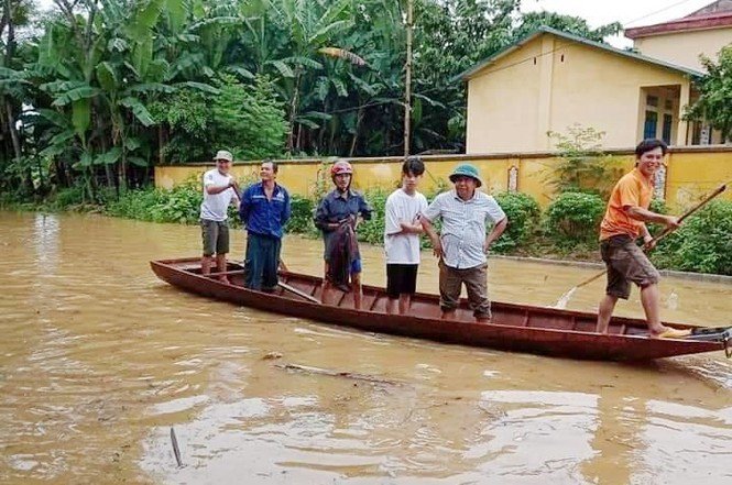 Các tuyến đường ngập sâu, gây khó khăn cho việc lưu thông trên đường.