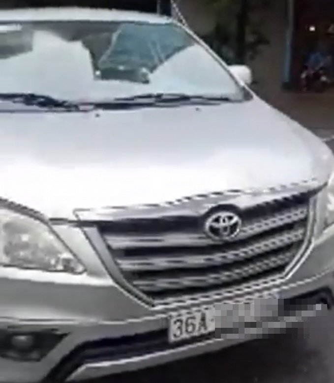 Chiếc ô tô mang BKS: 36A-xxxx8 cũng chặn ngang đường khiến cho việc đi lại của mọi người gặp khó khăn. (Ảnh: Cắt từ clip)