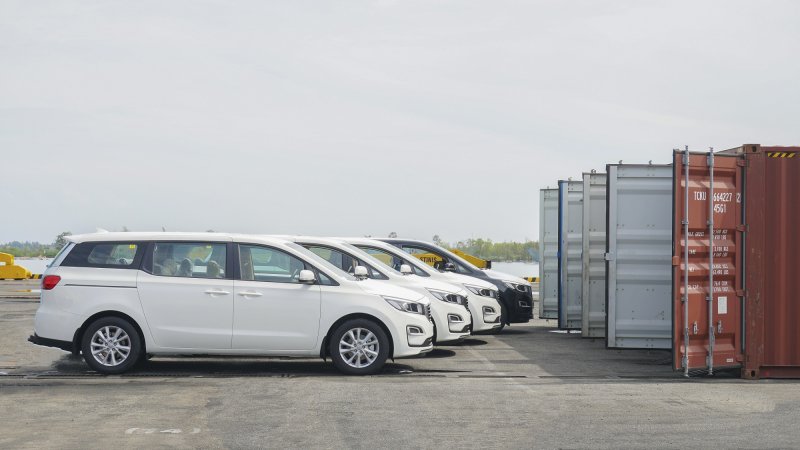 Xe Kia Grand Carnival xuất khẩu sang Thái Lan