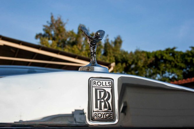 Điểm nhấn trên cản trước phải kể đến logo Spirit of Ecstasy (thiếu phụ bay), một chi tiết không thể thiếu trên những chiếc Rolls-Royce khi lăn bánh khỏi nhà máy tại Goodwood (Anh).