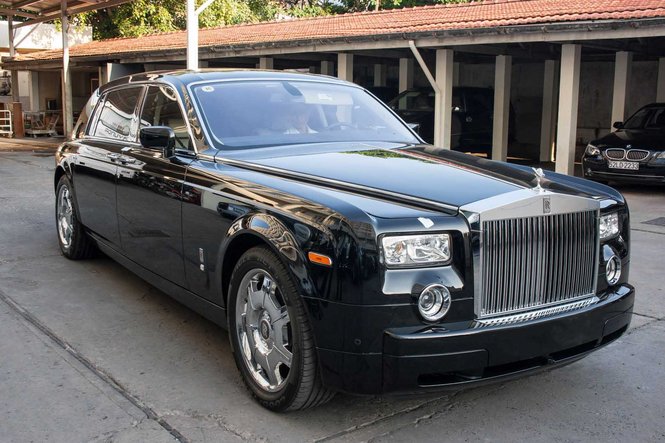 Vì thuộc phiên bản EWB (Extended Wheelbase) nên trục cơ sở của xe được kéo dài hơn so với phiên bản tiêu chuẩn. Cụ thể, trục cơ sở của xe đã được kéo dài thêm 250 mm giúp cho chiều dài tổng thể của xe chạm mức 6.080 mm. Thân xe sở hữu thiết kế đậm chất quý tộc, tay nắm cửa và nẹp viền cửa sổ đều được mạ chrome
