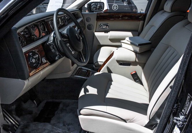Phantom sở hữu hệ thống cửa mở ngược (Suicide door) trứ danh của Rolls-Royce, cất bên trong các cánh cửa là những cây dù khắc logo của hãng xe siêu sang. Bệ bước chân được ốp kim loại và thảm lót sàn bằng lông cừu, ghế ngồi trên xe được khâu tỉ mỉ bằng tay và bọc da cao cấp, tựa đầu ghế thêu logo của hãng xe siêu sang, được trang bị chức năng sưởi và massage… thể hiện mức độ xa xỉ trên những sản phẩm của Rolls-Royce. Tỷ phú Mai Vũ Minh, chủ nhân của chiếc Rolls-Royce Phamtom đầu tiên của Việt Nam này đã tinh tế lựa chọn khoang nội thất với phối màu sáng, tương phản với lớp sơn đen trên thân xe
