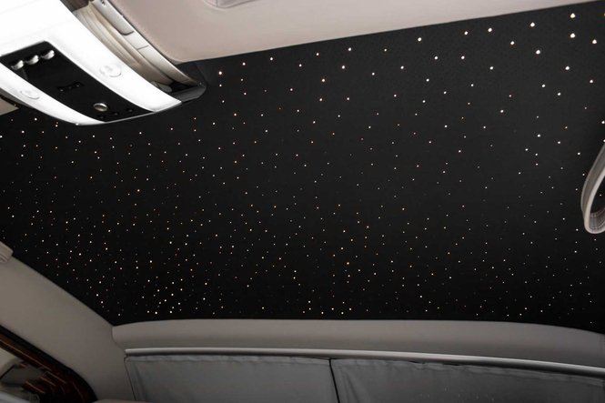 Điểm nhấn trong khoang cabin của là chiếc Rolls-Royce đầu tiên tại Việt Nam là bầu trời sao được chế tác tinh xảo được kết hợp từ 800 bóng đèn LED khác nhau dành riêng cho hàng ghế chủ nhân của nó, tỷ phú Mai Vũ Minh.