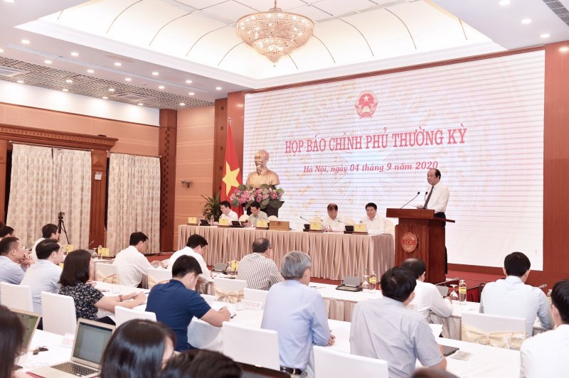 Bộ trưởng, Chủ nhiệm Văn phòng Chính phủ Mai Tiến Dũng, Người phát ngôn của Chính phủ chủ trì buổi họp báo thường kỳ Chính phủ tháng 8/2020.