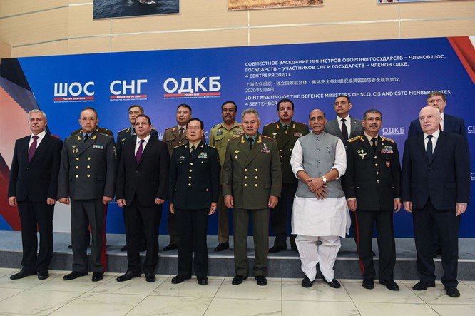 Các Bộ trưởng Quốc phòng chụp ảnh chung, Bộ trưởng Quốc phòng Nga Sergey Shoygu đứng giữa hai bộ trưởng Trung Quốc và Ấn Độ (Ảnh: Tân Hoa xã).