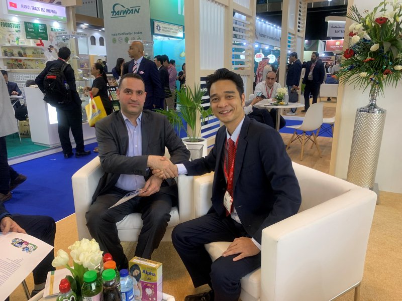 Ông Võ Trung Hiếu – Giám đốc Kinh doanh quốc tế của Vinamilk và đối tác ký kết hợp đồng xuất khẩu trị giá 20 triệu USD tại hội chợ quốc té Gulfoods 2020