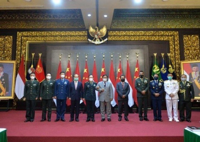 Phái đoàn Bộ Quốc phòng Trung Quốc và Indonesia chụp ảnh lưu niệm sau khi hội đàm (Ảnh: Đông Phương).