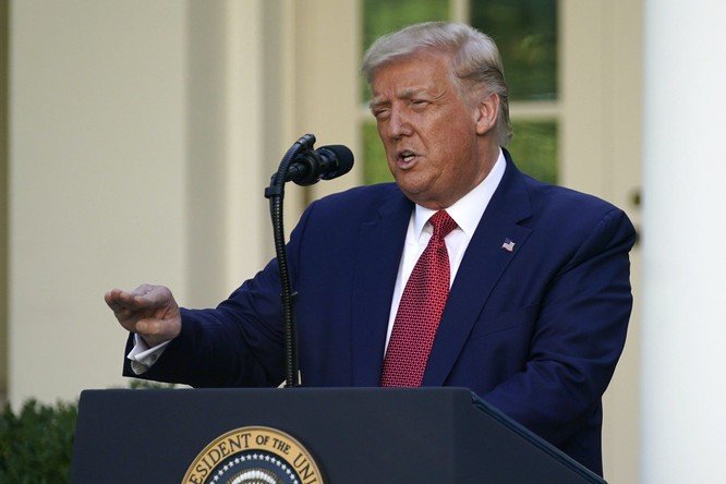 Ngày 14/7/2020, Tổng thống Mỹ Donald Trump ký Luật tự trị Hồng Kông, bãi bỏ chính sách ưu đãi đặc biệt giành cho Hồng Kông để đáp trả việc Trung Quốc ban hành Luật An ninh Quốc gia cho Hồng Kông (Ảnh: AP).