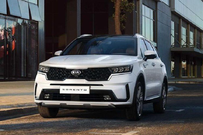 Khách hàng sẽ được hưởng 50% lệ phí trước bạ khi mua xe KIA Sorento.