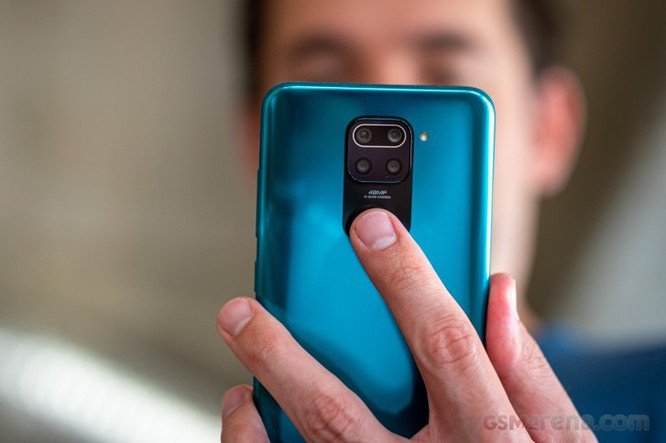 Mặt lưng của Redmi Note 9 chỉ được làm bằng nhựa (Ảnh: GSMarena)