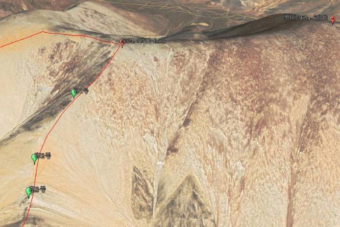 Lộ diện ảnh chụp tình trạng đối đầu giữa quân đội hai bên tại phía nam Hồ Pangong hôm 15/9: các điểm màu xanh là chốt quân Ấn Độ; điểm màu đỏ góc trên bên phải ảnh là chốt của PLA (Ảnh: Weibo Namhaijulang).