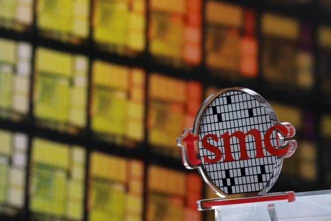 Lệnh cấm của Mỹ đã buộc nhà sản xuất chip hàng đầu thế giới TSMC phải tách khỏi Huawei (Ảnh: Reuters).