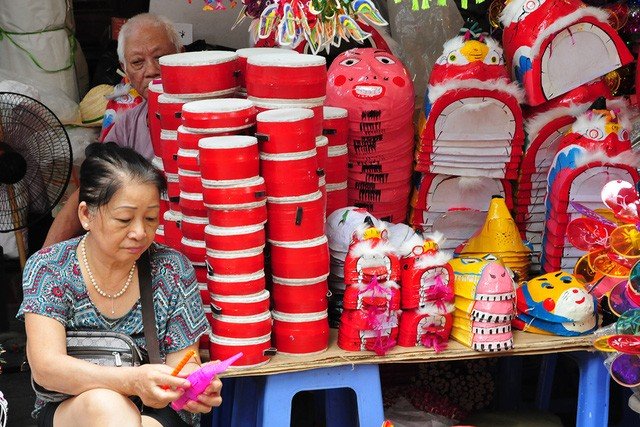  Một cửa hàng chỉ bày bán các loại đồ chơi truyền thống.