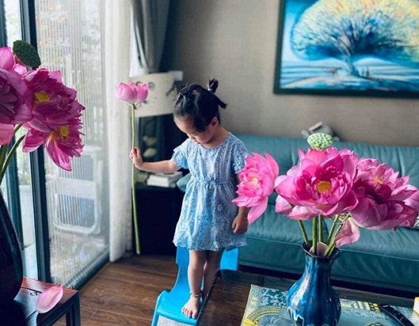  Trong những bức hình chụp ảnh con gái, nữ MC cũng hé lộ không gian sống đầy đủ tiện nghi.