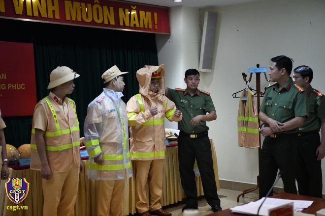 Mẫu quần áo mưa dự kiến đổi mới cho CSGT (ảnh: Cục CSGT)