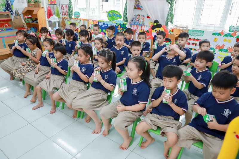 Học sinh cấp mầm non tại TP. Đà Nẵng đã được uống sữa theo chương trình ngay trong ngày đầu tiên quay lại trường học sau giãn cách xã hội