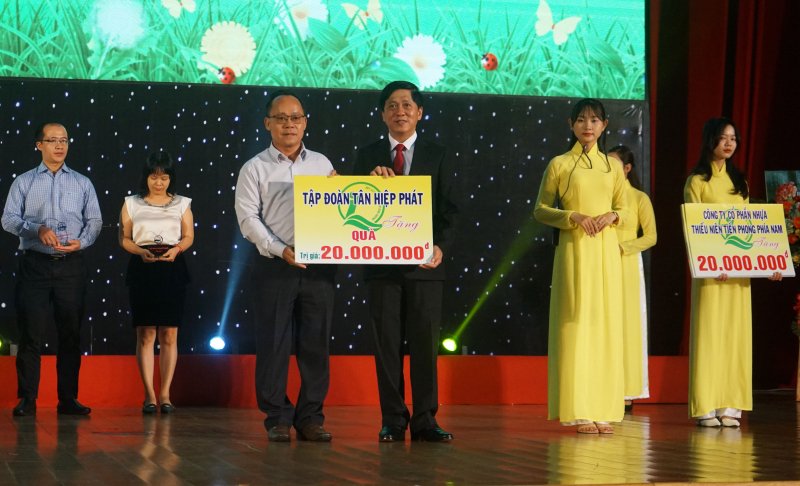 Đại diện Tân Hiệp Phát trao bảng tượng trưng tài trợ cho chương trình