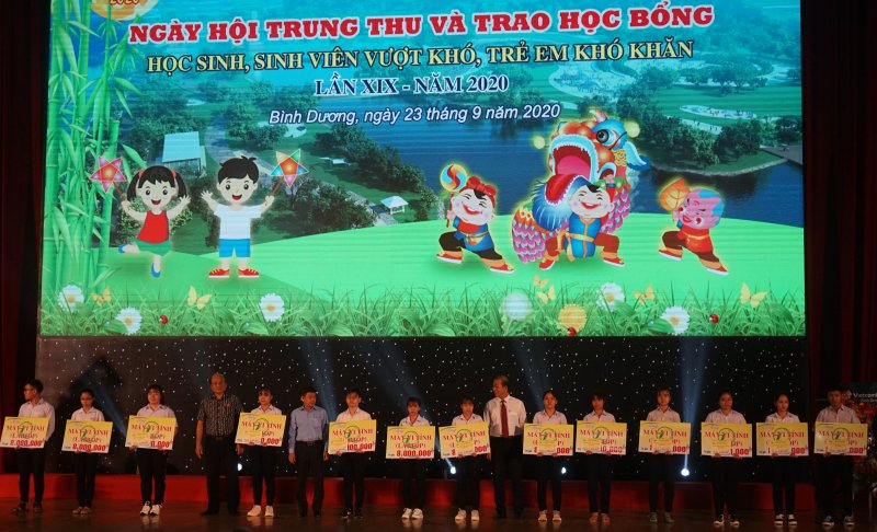 Những phần học bổng được trao cho các em học sinh có hoàn cảnh khó khăn