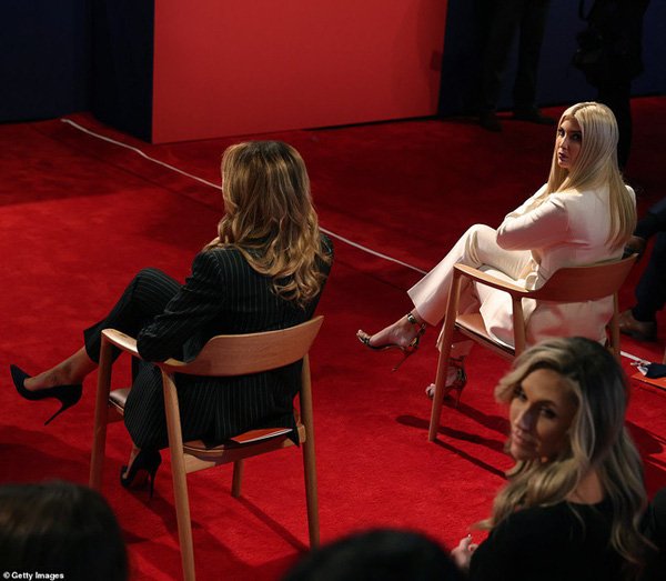  Ivanka Trump chọn vest trắng thanh lịch và nữ tính.