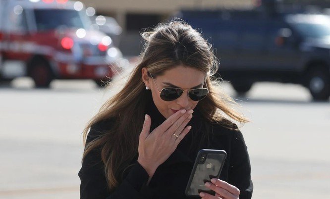 Bà Hope Hicks, cố vấn thân cận của ông Trump, xét nghiệm dương tính với COVID-19 từ trước đó (Ảnh: Reuters)
