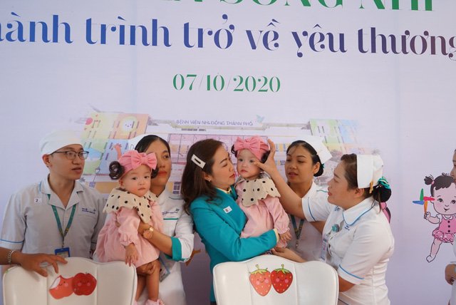  Các bác sĩ tỏ yêu thương và quyến luyến chị em Song Nhi. Ảnh: Kim Vân