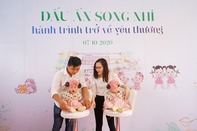  Diệu Nhi ngáp đáng yêu trong khi Trúc Nhi ngó nhìn mọi người. Ảnh: Kim Vân