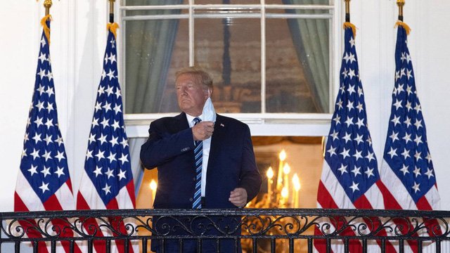  Tổng thống Mỹ Donald Trump tháo khẩu trang sau khi rời bệnh viện. Ảnh: AP.