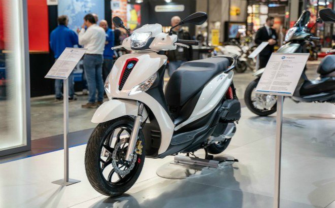 So sánh giá xe Honda SH 2020 với đối thủ Piaggio Medley 2020