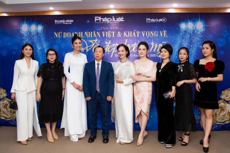 Doanh nhân Xuân Hương (thứ 4 từ phải sang) cùng các khách mời tại buổi talkshow