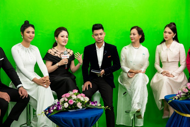 Doanh nhân Xuân Hương (váy đen) đã có những chia sẻ mới mẻ về vẻ đẹp hoàn mỹ trong chương trình
