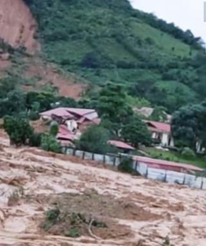 Toàn cảnh vụ sạt lở nhìn từ xa.