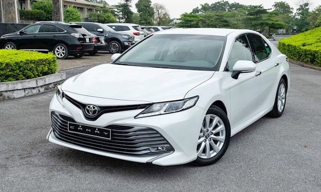 Camry đang được các đại lý giảm giá 30 - 75 triệu đồng nhằm thu hút nhiều khách hàng hơn.