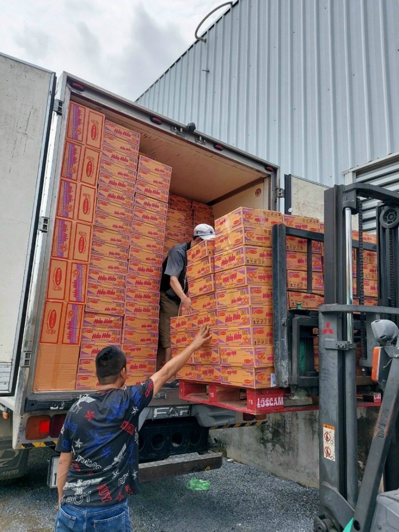 Những thùng mì tôm, những bao gạo.... từ các thành viên Hội GDCSSKCĐ Việt Nam, các nhà hảo tâm tuy nhỏ nhưng là tình cảm, gửi gắm của cán bộ, hội viên Hội GDCSSKCĐ Việt Nam với đồng bào miền Trung.
