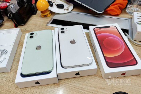 Những chiếc iPhone 12 đầu tiên đã về đến Việt Nam theo đường xách tay.