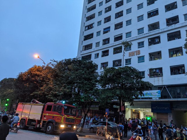 Khi thấy khói bốc ra dữ dội tại một căn hộ ở tầng 33, chung cư HH1B Linh Đàm, kèm với đó chuông báo cháy kêu lên khiến mọi người vội vã tháo chạy xuống đất.
