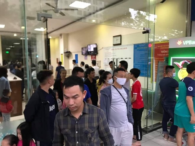 Nhiều người cầm khăn ướt hớt hải chạy xuống.