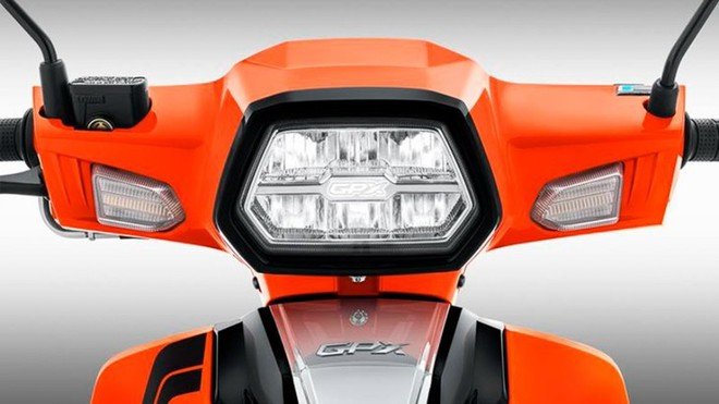 Phần đầu xe khá giống Honda Dream với đèn pha tạo hình lục giác, ứng dụng công nghệ LED