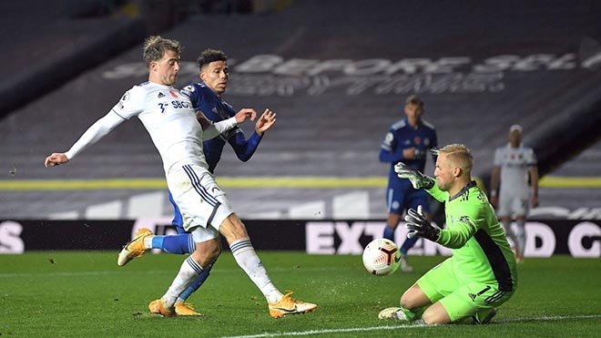 Leeds (áo trắng) gây ra nhiều khó khăn cho Leicester