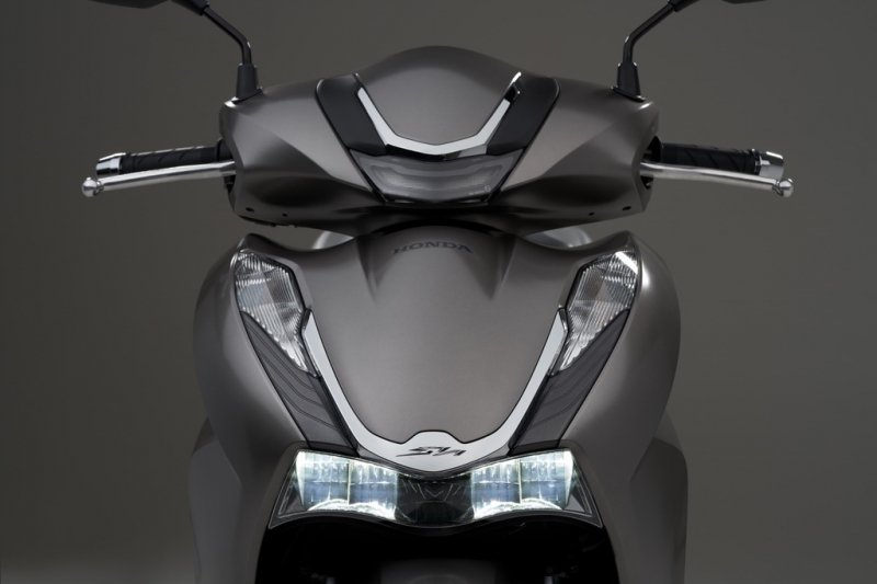 Honda SH 350i có kiểu dáng tương tự SH 125i và SH 150i ra mắt cách đây một năm. Điểm nhấn ở thiết kế là hệ thống đèn chiếu sáng chính được đặt dưới phần yếm xe trong khi đèn định vị được đặt ở đầu xe.