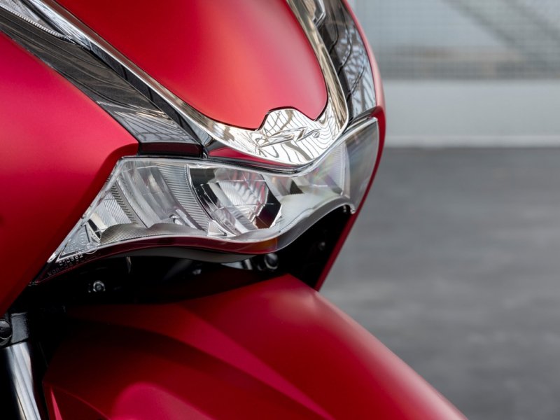SH 350i không có quá nhiều vật liệu chrome như 2 mẫu xe 125i và 150i. Dải chrome trang trí của SH 350i khá khiêm tốn và có thêm tên xe ở giữa. Vị trí tiếp giáp với đèn báo rẽ được ốp nhựa đen, thay vì chrome như SH 125i và SH 150i.