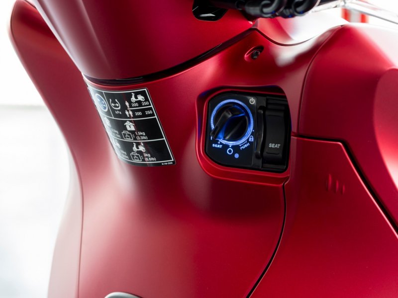 SH 350i sử dụng khung xe mới. Khung xe mới nhẹ hơn 1 kg so với khung xe trên SH 300i, giúp chiếc maxi-scooter vận hành ổn định, vững chãi hơn. Bình xăng trên SH 350i vẫn được đặt dưới yên xe, không được dời ra phía trước như SH 125i và SH 150i thế hệ mới. Cách bố trí bình xăng dưới yên xe không tiện lợi bằng bình xăng đặt phía trước.
