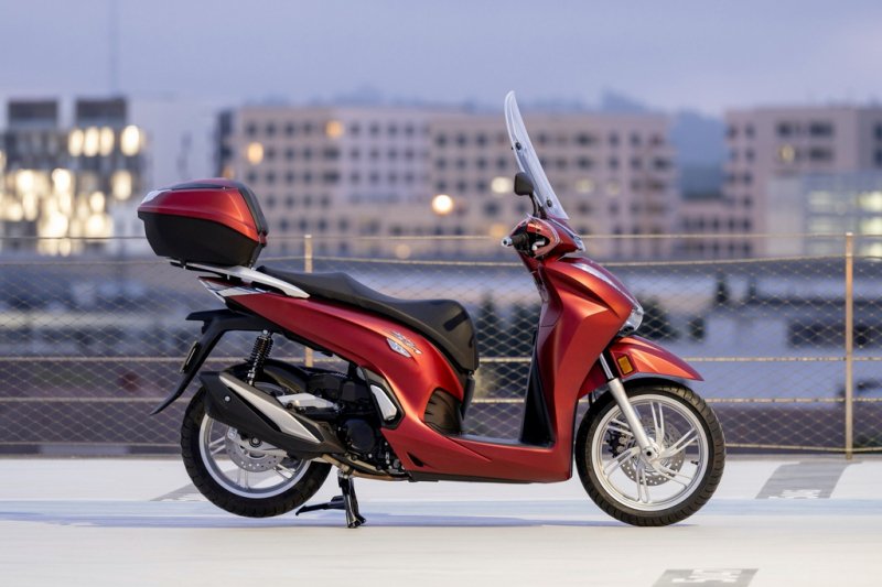 SH 350i được trang bị bộ mâm 16 inch, bọc bên ngoài là bộ lốp kích thước 110/70 và 130/70. Hệ thống treo trên xe gồm giảm xóc ống lồng đường kính 35 mm ở phía trước và giảm xóc đôi ở phía sau.